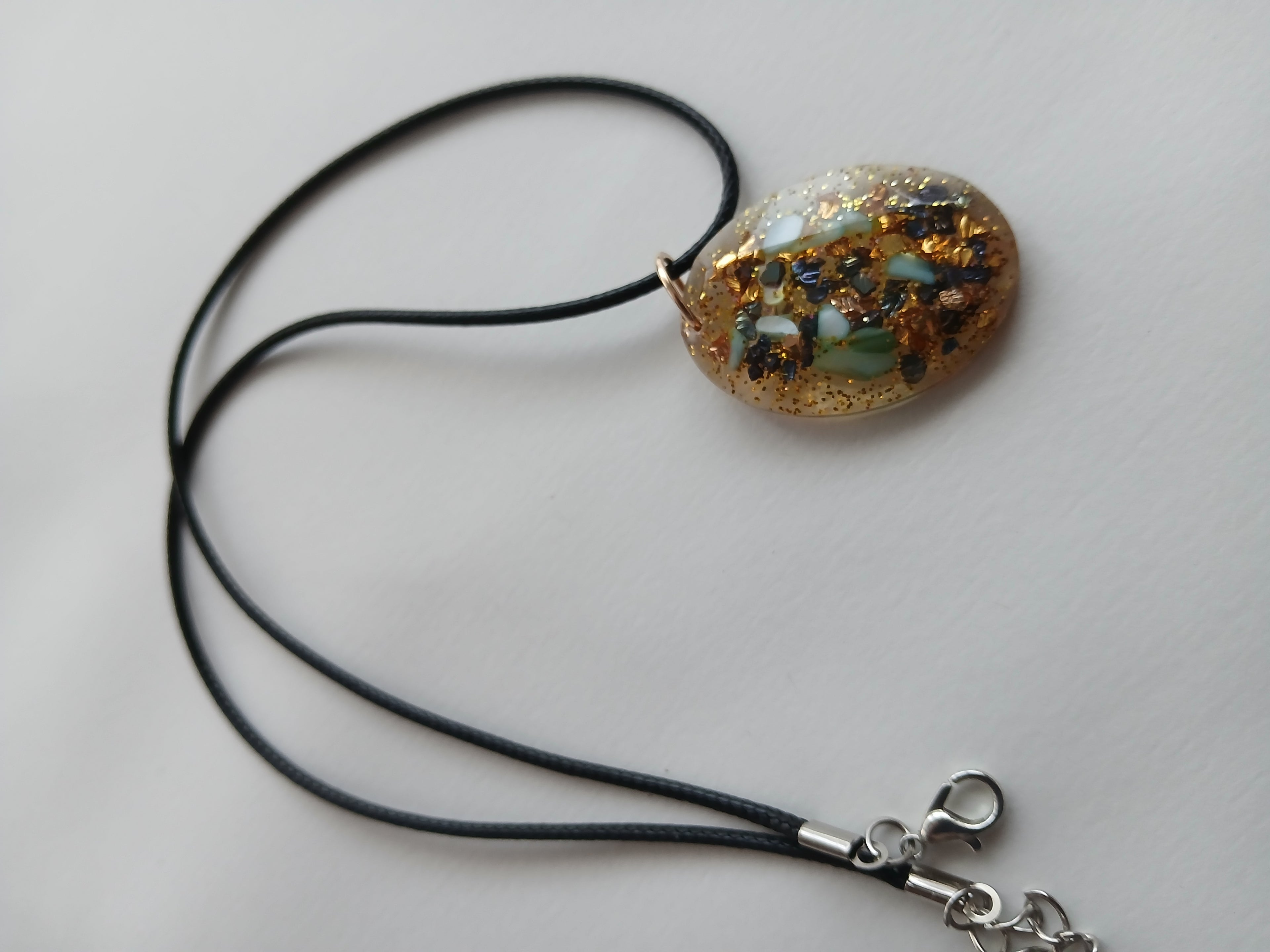 Collier en résine